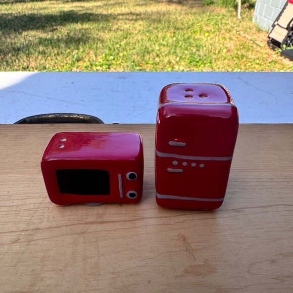Cracker Barrel Other - Cracker Barrel Retro Red Refrigerator Microwave Salt Pepper Shakers